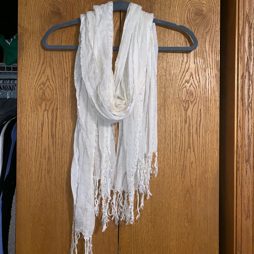 🌴5/$25 White/Silver Scarf